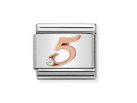 Charm mit der Zahl fünf in Roségold und einem kleinen Stein auf einem silbernen Hintergrund, Teil der Composable Classic Kollektion von Nomination. Ideal für personalisierte Armbänder.