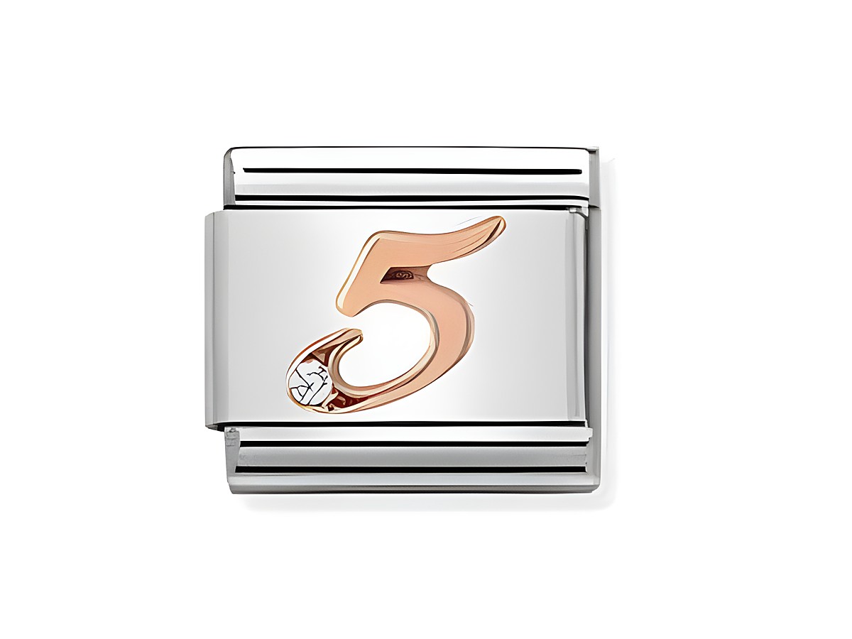 Charm mit der Zahl fünf in Roségold und einem kleinen Stein auf einem silbernen Hintergrund, Teil der Composable Classic Kollektion von Nomination. Ideal für personalisierte Armbänder.