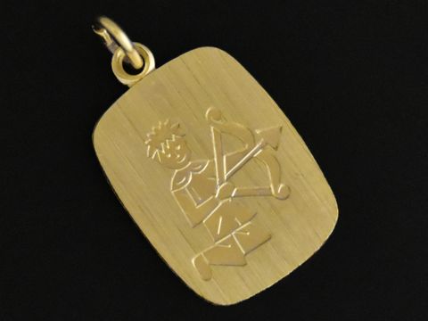Gold 333 Sternzeichen Anhänger rechteckig Schütze mit eingravierter Darstellung eines Schützen, Hersteller Juwelier Harnisch, ideal als Geschenk für Liebhaber des Sternzeichens.