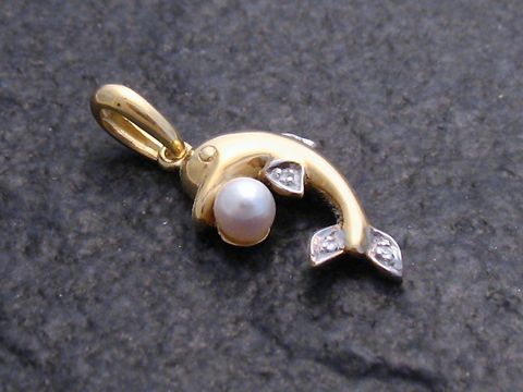 Gold Anhänger mit brillant und Zuchtperle, Gold 585, Hersteller Juwelier Harnisch, dekorativer Anhänger in Fischform mit elegantem Design und funkelnden Details.