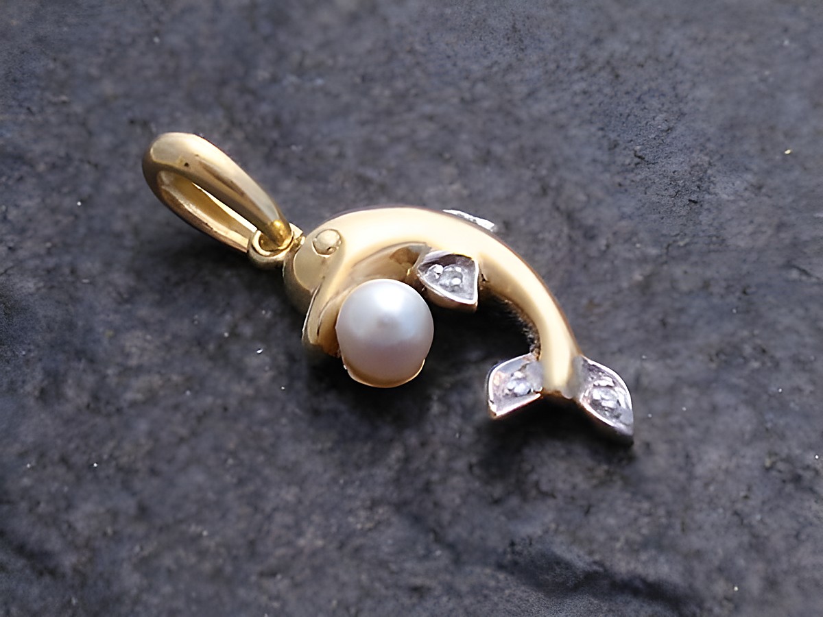 Gold Anhänger mit brillant und Zuchtperle, Gold 585, Hersteller Juwelier Harnisch, dekorativer Anhänger in Fischform mit elegantem Design und funkelnden Details.