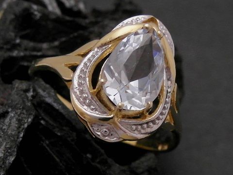 Imposanter Goldring aus Gold 333 bicolor mit synthetischem Aquamarin, Größe 55,5 bis 56/18, Hersteller Juwelier Harnisch. Elegantes Design und funkelnder Stein.