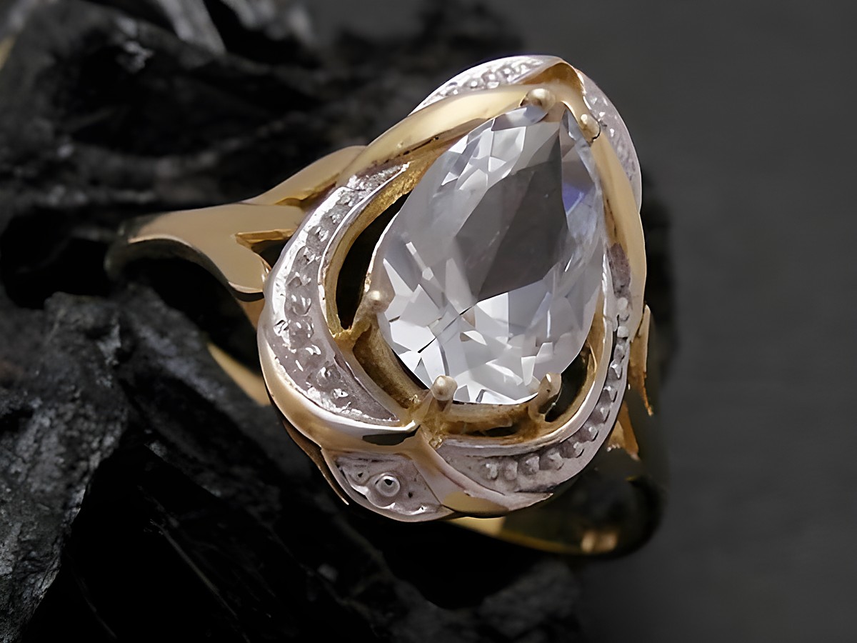 Imposanter Goldring aus Gold 333 bicolor mit synthetischem Aquamarin, Größe 55,5 bis 56/18, Hersteller Juwelier Harnisch. Elegantes Design und funkelnder Stein.