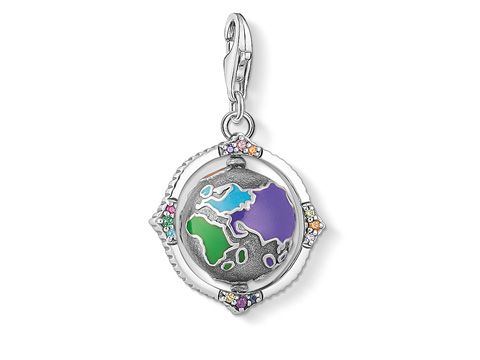 Drehbarer Vintage-Charm-Anhänger in Form einer Weltkugel aus sterling Silber von Thomas Sabo. Die bunte Weltkarte ist umrahmt von einem filigranen Design mit Ethno-Elementen.