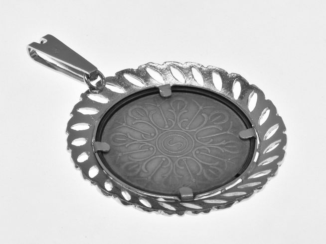 Münzfassung Anhänger mit Platz für eine J.F. Kennedy Münze aus echtem Silber, gefertigt von Juwelier Harnisch, verziert mit einem filigranen Muster und einem stabilen Befestigungsclip.