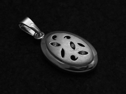Anhänger Oval aus 925 Sterling Silber mit Zirkonia von Juwelier Harnisch, Besonderes Design, elegant geschwungene Formen und glänzende Oberfläche, ideal für stilvolle Akzente im Schmuck.