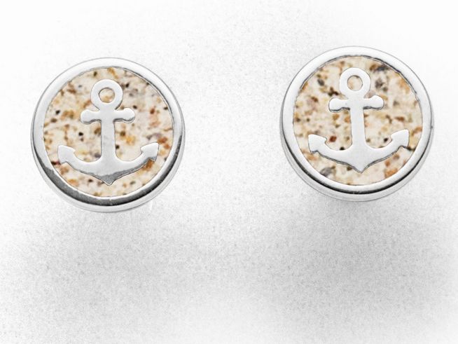 DUR Ohrringe Hoffnung 2.0 O5320 aus Sterling Silber mit einem runden Design, das einen Anker auf einem hellen, strukturierten Hintergrund zeigt. Elegant und maritim inspiriert.