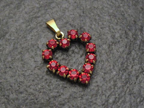 Roter Strass Anhänger im sexy City Look in Herzform, gefertigt von Juwelier Harnisch, funkelnde Herzstrasssteine setzen einen glamourösen Akzent. Ideal für modische Auftritte.