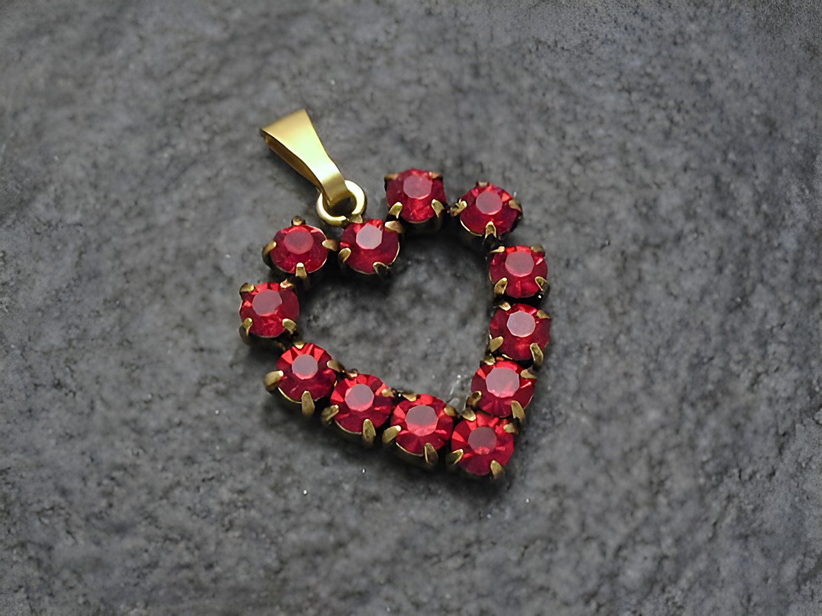 Roter Strass Anhänger im sexy City Look in Herzform, gefertigt von Juwelier Harnisch, funkelnde Herzstrasssteine setzen einen glamourösen Akzent. Ideal für modische Auftritte.