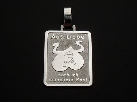 Silber Anhänger mit dem Schriftzug Aus Liebe steh ich manchmal Kopf und einem humorvollen Motiv, hergestellt von Juwelier Harnisch, ideal für besondere Anlässe.