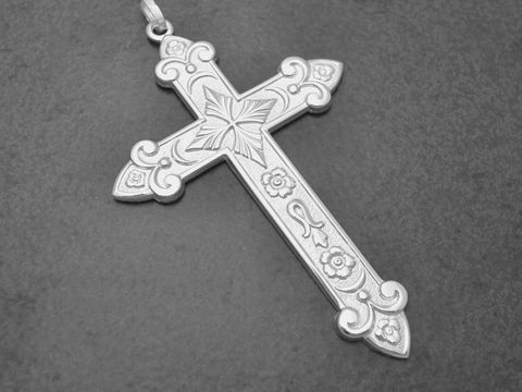 Kreuz poliert und nostalgisch aus Sterling Silber, 69 mm, Hersteller Juwelier Harnisch, verziert mit filigranen Mustern und floralen Elementen, ideal als Anhänger.