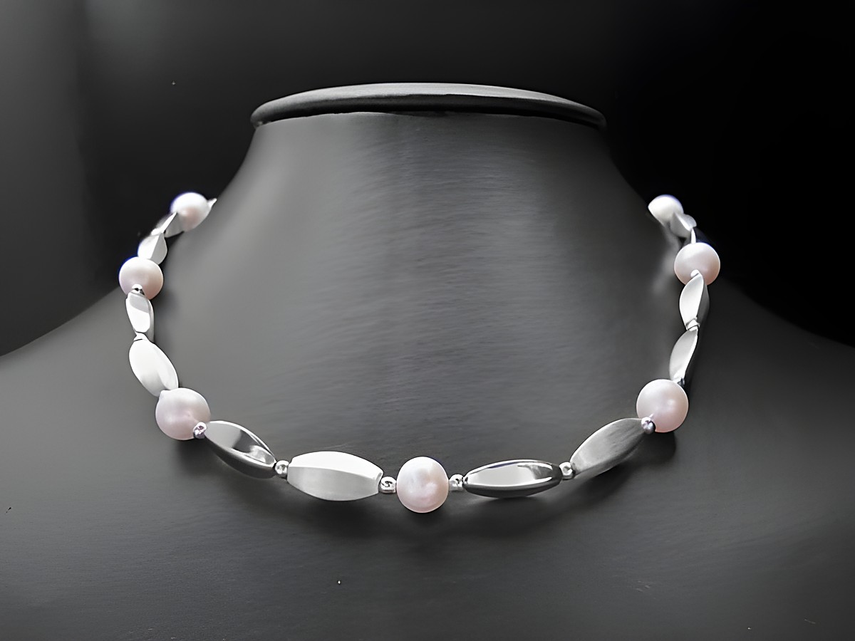 Collier mit 9,3 mm Süßwasser-Perlen und Sterling Silber, das besonders elegant wirkt. Hersteller Juwelier Harnisch, stilvolles und modernes Design für jeden Anlass.