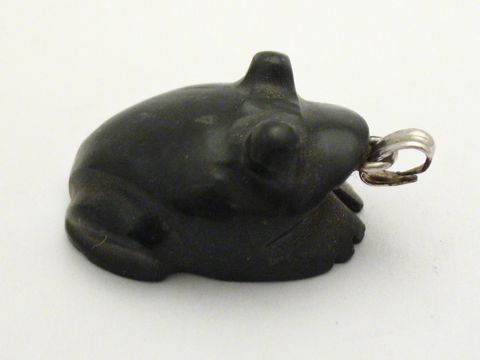 Frosch Anhänger aus Onyx in silberfarbener Ausführung, hergestellt von Juwelier Harnisch, detailreiche Gestaltung mit Edelsteinen.