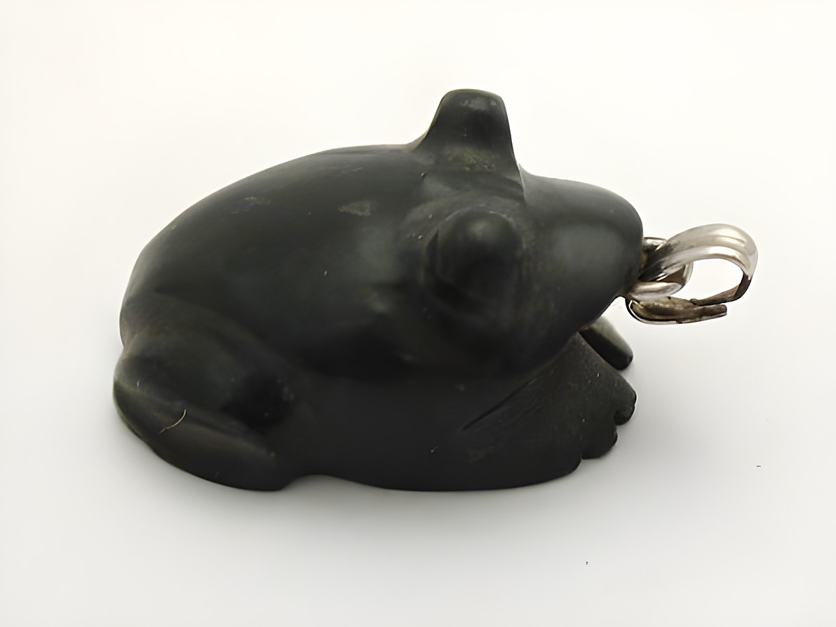 Frosch Anhänger aus Onyx in silberfarbener Ausführung, hergestellt von Juwelier Harnisch, detailreiche Gestaltung mit Edelsteinen.