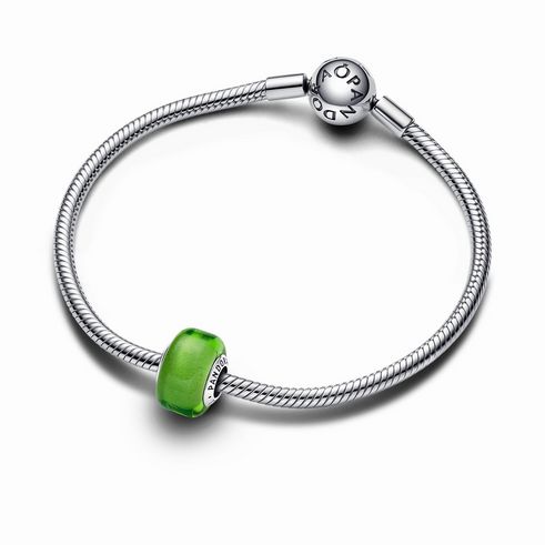 Grünes Murano-Glas Mini-Charm von Pandora aus Sterling Silber, perfekt für individuelle Armbänder, zeigt eine leuchtend grüne Glasperle auf einem eleganten Silberarmband.