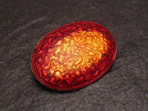 Brosche FANCY rot-gelb aus Emaille, vergoldet, im Vintage-Stil, Hersteller Juwelier Harnisch, zeichnet sich durch eine strukturierte Oberfläche aus. Ideal als modisches Accessoire.