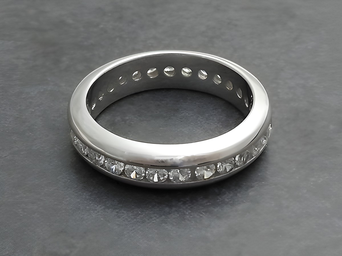 Silber Ring aus Sterling Silber in Größe 48/15,4 mit funkelnden Kristallen, Hersteller Juwelier Harnisch, bis Größe 48/15,3.
