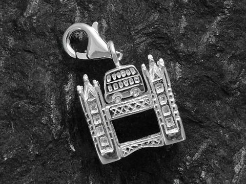 Sterling Silber Charms Anhänger der Tower Bridge mit einem roten London Bus, gefertigt von Juwelier Harnisch, ausgestattet mit einem praktischen Karabiner für vielseitige Trageoptionen.
