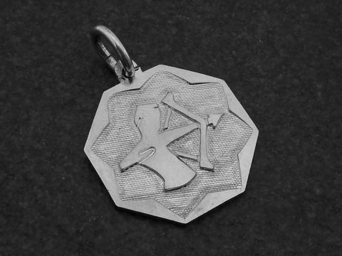 Silber Anhänger Platte Sternzeichen Schütze vom Juwelier Harnisch mit einem stilisierten Schützen-Motiv in einem achteckigen Design. Ideal als Schmuckstück für Schützen.