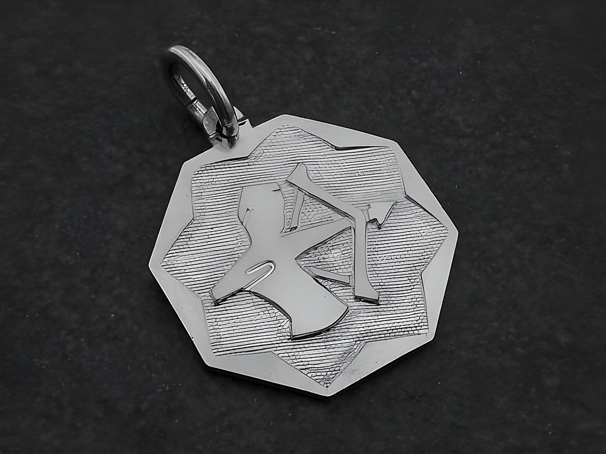 Silber Anhänger Platte Sternzeichen Schütze vom Juwelier Harnisch mit einem stilisierten Schützen-Motiv in einem achteckigen Design. Ideal als Schmuckstück für Schützen.
