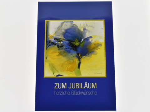 Eine Glückwunschkarte in Aquarellstil zeigt eine Blumenkomposition in Blau- und Gelbtönen auf einem tiefblauen Hintergrund, mit dem Text zum Jubiläum und herzliche Glückwünsche.