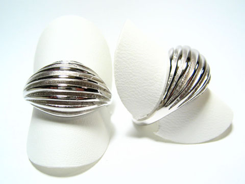 Silber Ring rhodiniert gewölbt und rundlich verstellbar, Hersteller Juwelier Harnisch, ohne Stein, auf zwei Ringhaltern präsentiert.
