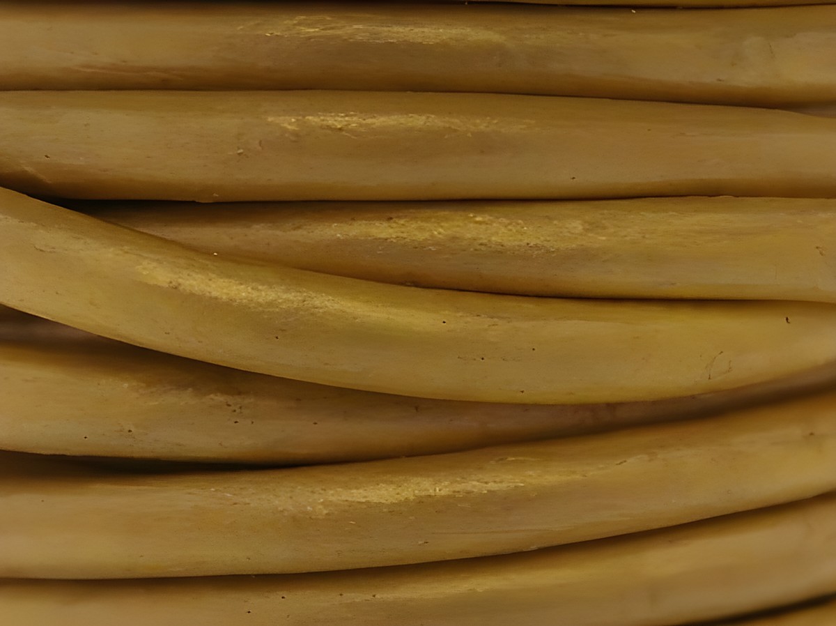 Lederband in Goldfarbe, 75 cm lang, 3 mm dick, mit einem silbernen Karabiner. Hersteller Juwelier Harnisch, metallic-glänzendes Design, ideal für Schmuckprojekte.