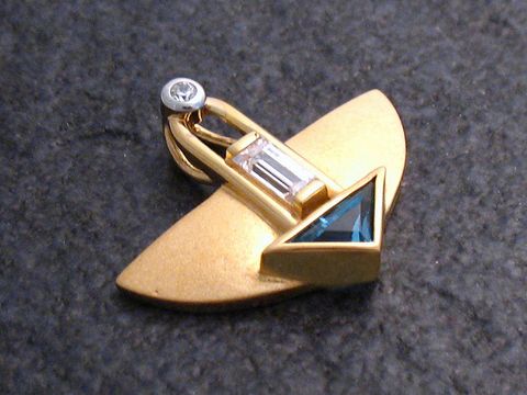 Gold Anhänger verführerisch mit blauem Topas und Zirkonia, hergestellt von Juwelier Harnisch, stilvolles Design für eleganten Schmuck.