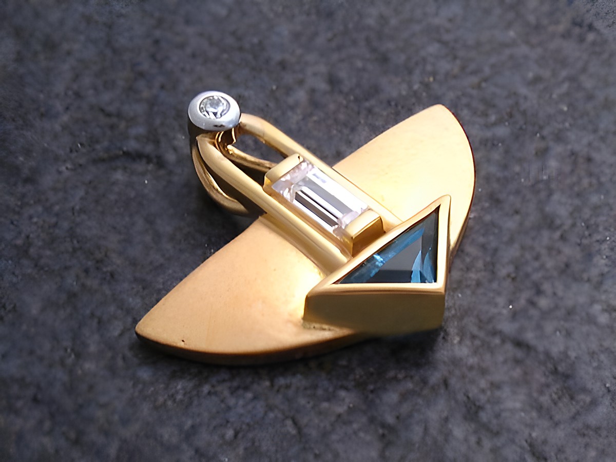 Gold Anhänger verführerisch mit blauem Topas und Zirkonia, hergestellt von Juwelier Harnisch, stilvolles Design für eleganten Schmuck.