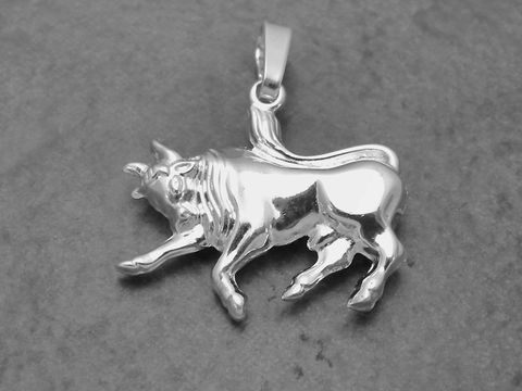 Anhänger Sternzeichen Stier aus rhodiniertem Sterling Silber, plastisch gestaltet, ideal als Schmuckstück für Sternzeichen-Liebhaber, Hersteller Juwelier Harnisch.