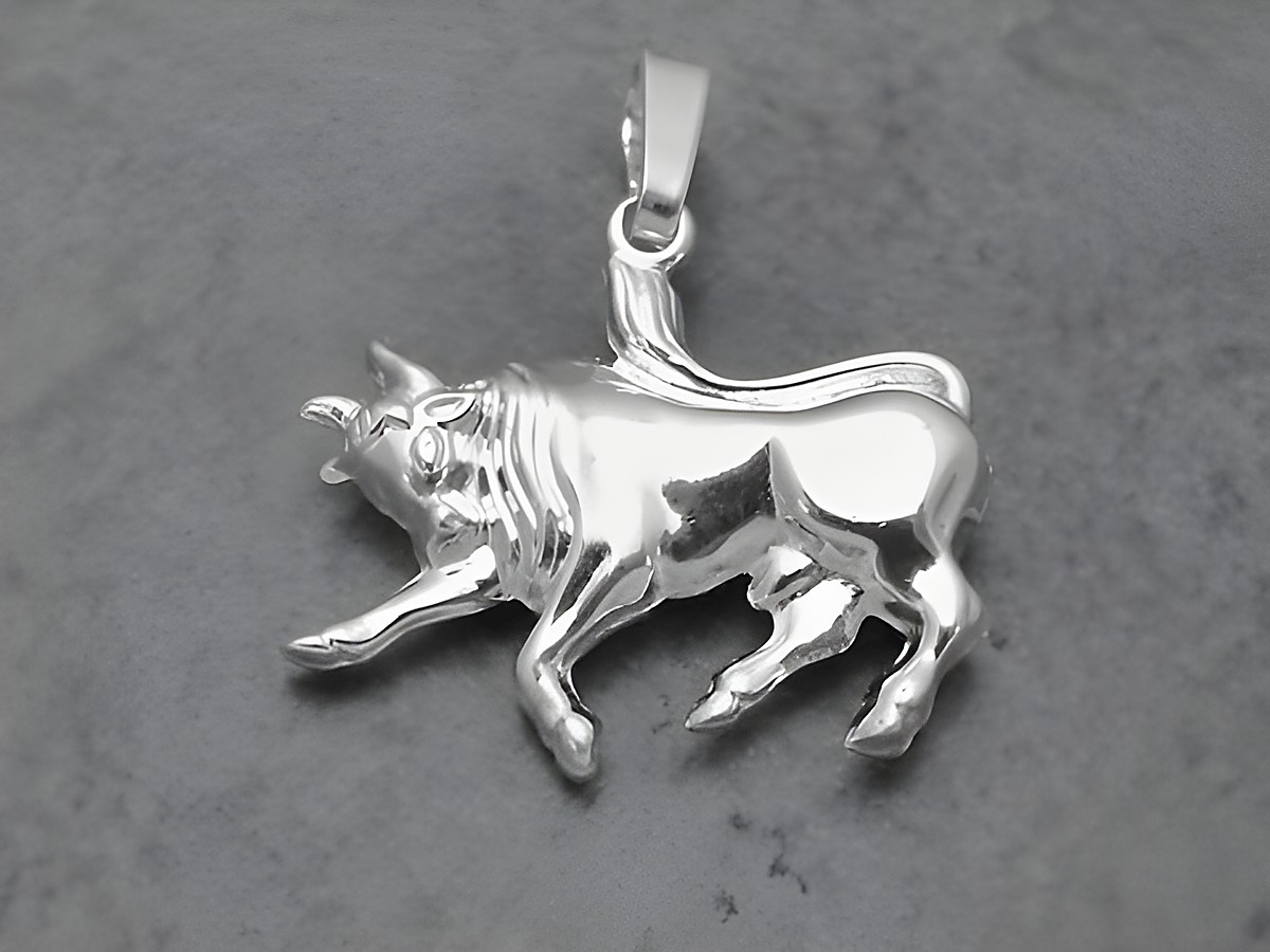Anhänger Sternzeichen Stier aus rhodiniertem Sterling Silber, plastisch gestaltet, ideal als Schmuckstück für Sternzeichen-Liebhaber, Hersteller Juwelier Harnisch.