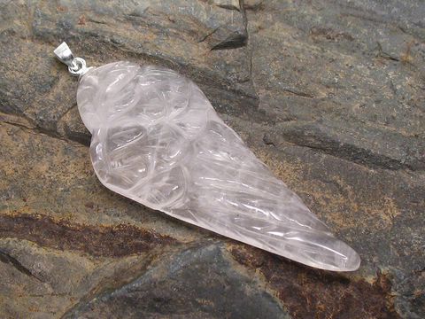 Flügel aus Rosenquarz mit einer Länge von 5 cm und einer Silberöse von Juwelier Harnisch, kunstvoll gestaltet und ideal für Schmuckliebhaber. Weitere Steine sind ebenfalls verfügbar.