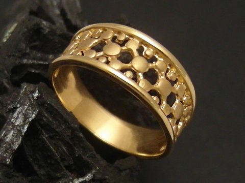 Goldring originell aus Gold 750 in Größe 55 vom Juwelier Harnisch, bis Größe 56/18, mit filigranem Muster und glanzvoller Oberfläche, ideal als elegantes Schmuckstück.