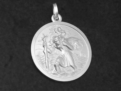 Christophorus Silber Anhänger teilmattiert mit Abbildung des Schutzpatrons, der einen Säugling auf der Schulter trägt und einen Wanderstab hält, hergestellt von Juwelier Harnisch.