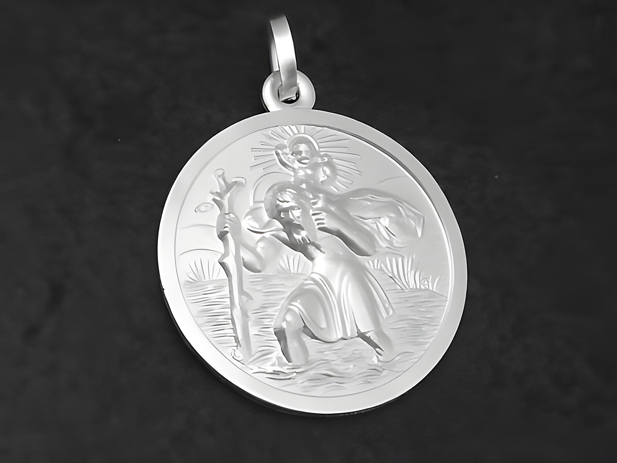 Christophorus Silber Anhänger teilmattiert mit Abbildung des Schutzpatrons, der einen Säugling auf der Schulter trägt und einen Wanderstab hält, hergestellt von Juwelier Harnisch.