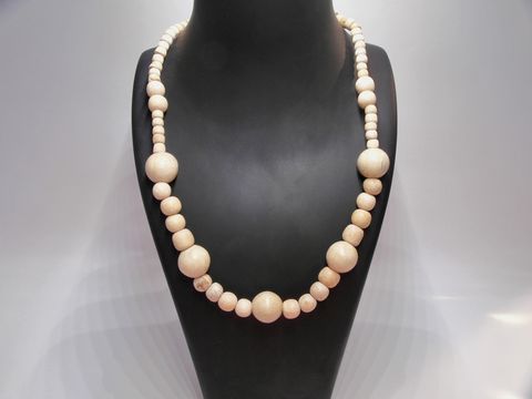 Holzkette Multiform 16 mm naturbraun 60 cm Holz Schmuck von Hersteller Juwelier Harnisch, ausgefallenes Design mit variierenden Holzperlen in verschiedenen Größen und natürlicher Farbgebung.