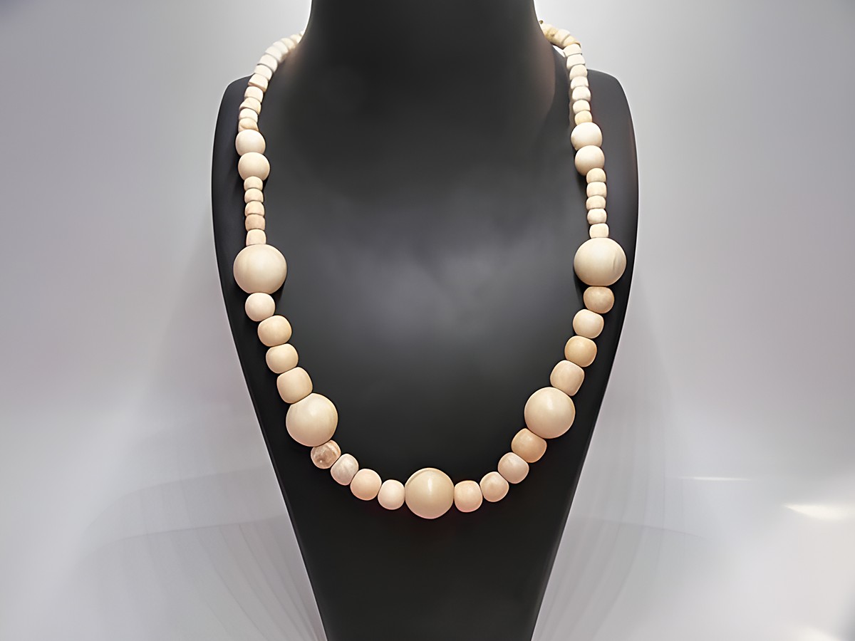 Holzkette Multiform 16 mm naturbraun 60 cm Holz Schmuck von Hersteller Juwelier Harnisch, ausgefallenes Design mit variierenden Holzperlen in verschiedenen Größen und natürlicher Farbgebung.