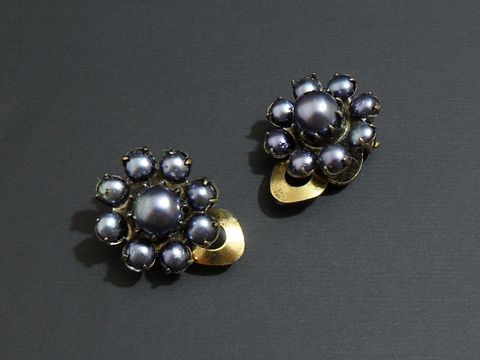 Strass Ohrclips in elegantem Design, grazil und in Lila, umrandet von goldfarbenen Akzenten, Hersteller Juwelier Harnisch, ideal für besondere Anlässe.