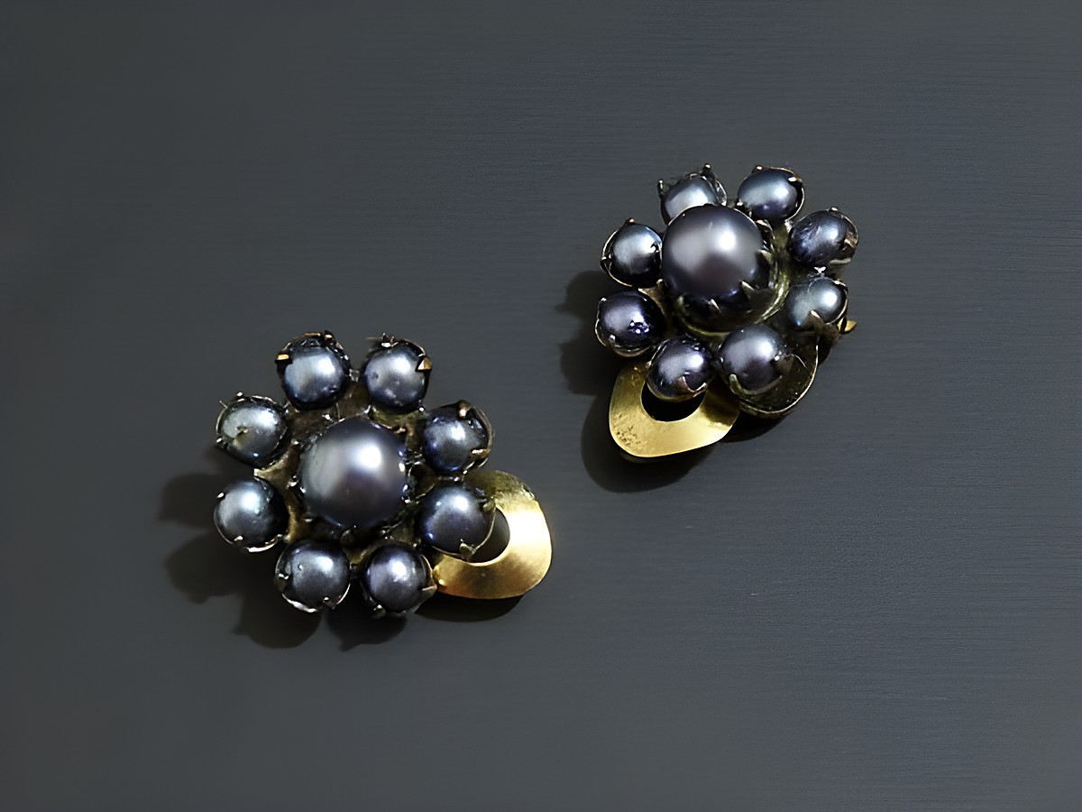 Strass Ohrclips in elegantem Design, grazil und in Lila, umrandet von goldfarbenen Akzenten, Hersteller Juwelier Harnisch, ideal für besondere Anlässe.