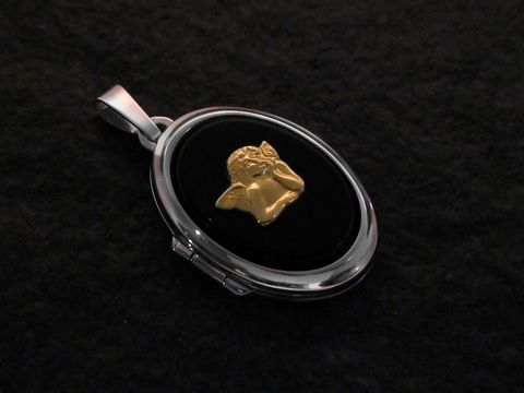 Ein filigranes Medaillon aus Weißgold 585 mit einer Engel Onyx Darstellung und einem goldenen Engelmotiv. Ideal als Schmuckstück für besondere Anlässe.