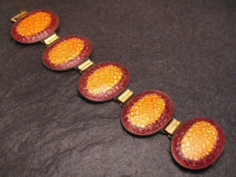 60953-0 Armband 19 cm FANCY in violett und gelb, aus vergoldeter Emaille, gefertigt von Juwelier Harnisch, mit dekorativen ovalen Elementen in glänzender Oberfläche.