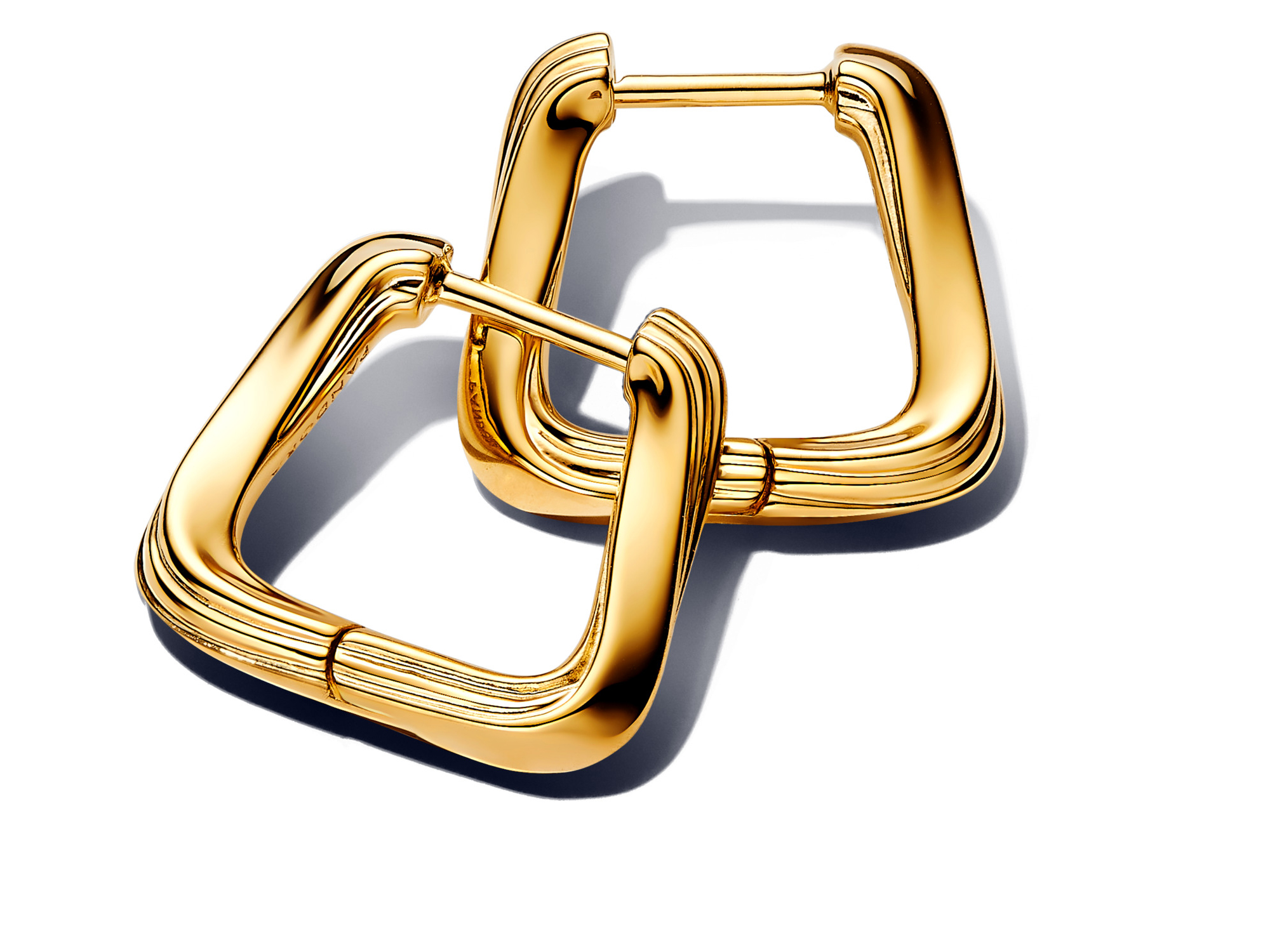 Kleine verdrehte eckige Creolen aus Gelbgold Vergoldung mit einer Größe von 1,5 cm, elegant und modern im Design, von Hersteller Pandora, ideal für vielfältige Anlässe.