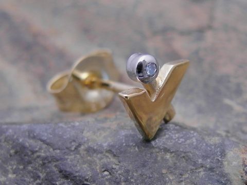 1 Ohrstecker unisex aus Gold 585 bicolor mit symbolischem Design und Diamant, Hersteller Juwelier Harnisch, Einzelohrringe in hochwertiger Verarbeitung.