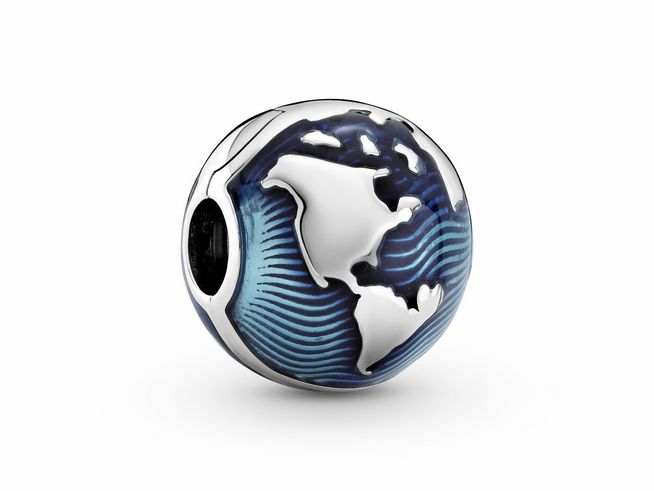 Pandora Silber 799429C01 Blauer Globus Clip Charm zeigt eine detaillierte Darstellung der Erde in blauer und silberner Farbe, ideal für Armbänder und Schmuckliebhaber.