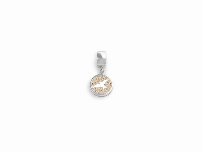 DUR Schmuck F161 Möwe - ein eleganter Anhänger aussterlingsilber mit einem runden Charm, das Strandsand und eine stilisierte Möwe zeigt, ideal für einen maritimen Look.