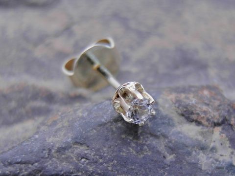 Ein einzelner unisex Ohrstecker in Gold mit exquisitem Zirkonia-Stein, hergestellt von Juwelier Harnisch. Ideal für stilvolle Akzente im Schmuckdesign.