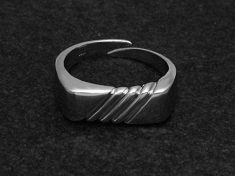 Silberring rho eckig mit Streifen, Größe weit verstellbar, Hersteller Juwelier Harnisch, rhodiniert, ohne Stein, glänzende Oberfläche, moderne und zeitlose Gestaltung.