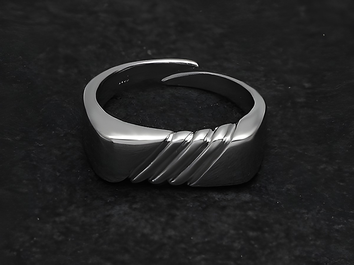 Silberring rho eckig mit Streifen, Größe weit verstellbar, Hersteller Juwelier Harnisch, rhodiniert, ohne Stein, glänzende Oberfläche, moderne und zeitlose Gestaltung.