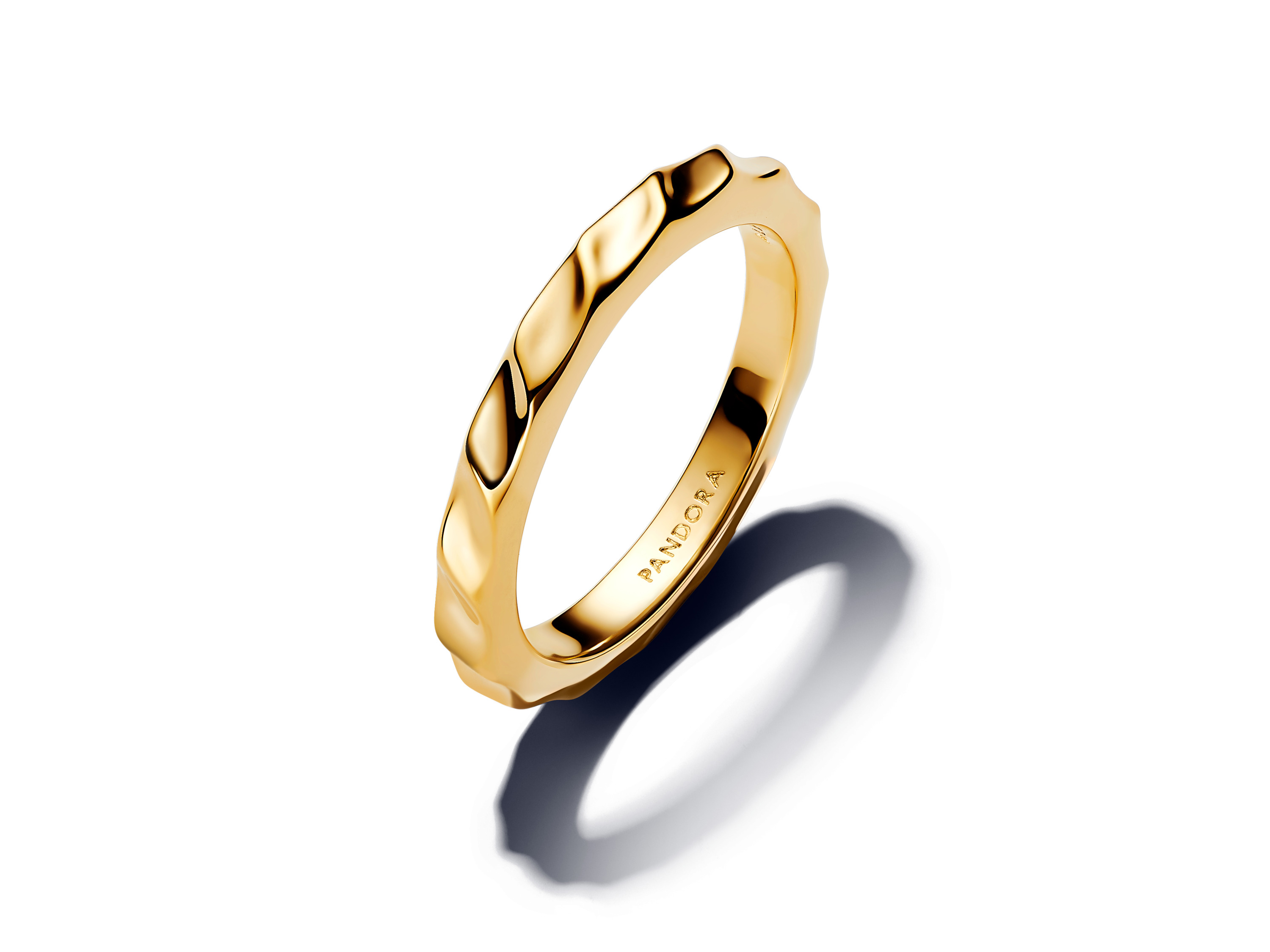 Gewellter Bandring aus Gelbgold Vergoldung von Pandora in Größe 60, elegant und zeitlos gestaltet, ideal für jeden Anlass und perfekt kombinierbar mit anderen Ringen.