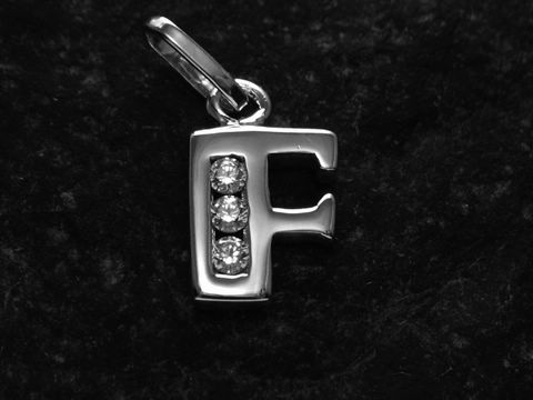 Anhänger in Form des Buchstabens F aus rhodiniertem Silber mit Zirkonia-Steinen, Hersteller Juwelier Harnisch, stilvolles Design für persönliche Schmuckstücke.